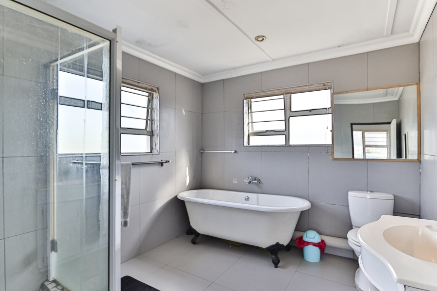 5 Bedroom Property for Sale in Gustrouw Western Cape